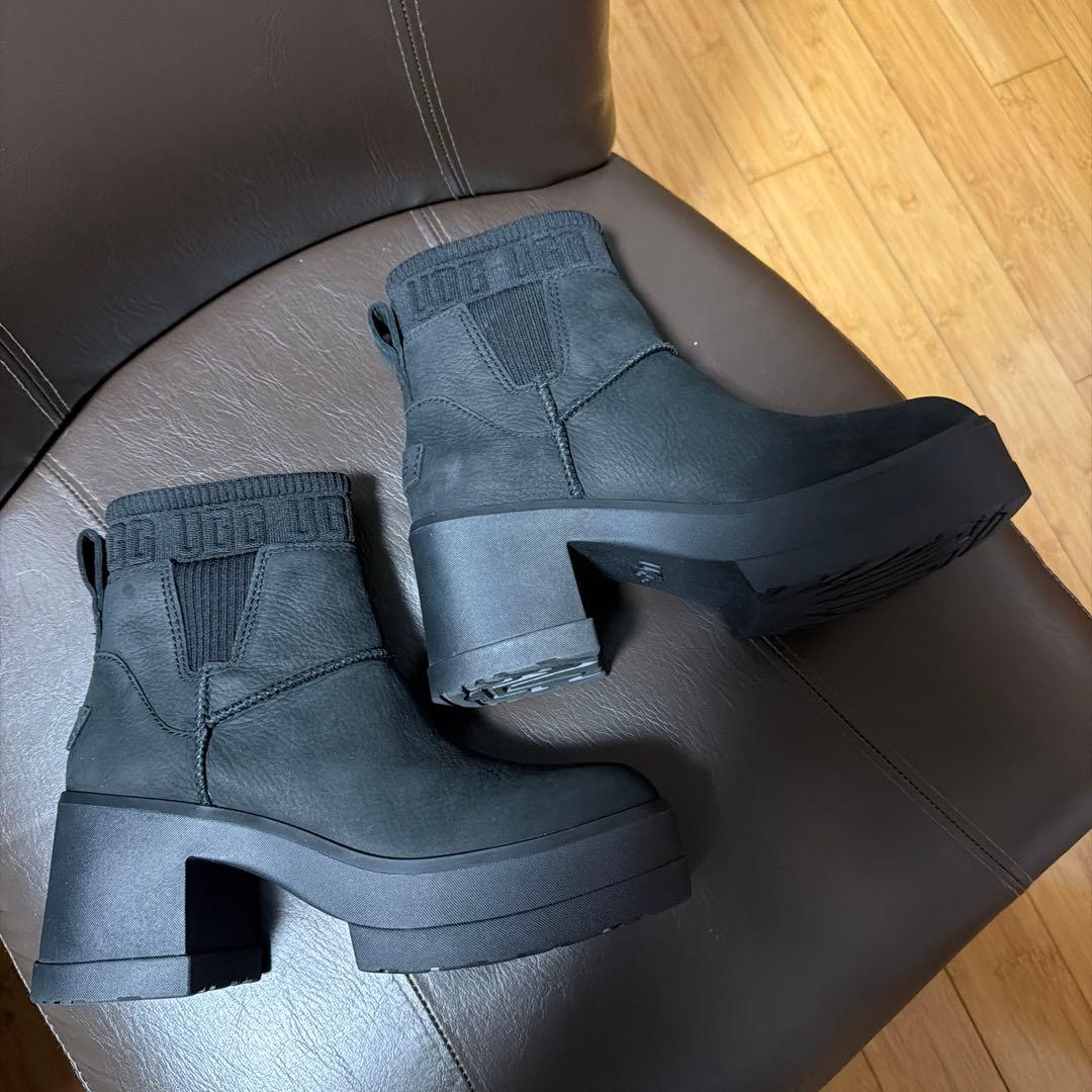 UGG ブラック 厚底ショートブーツ