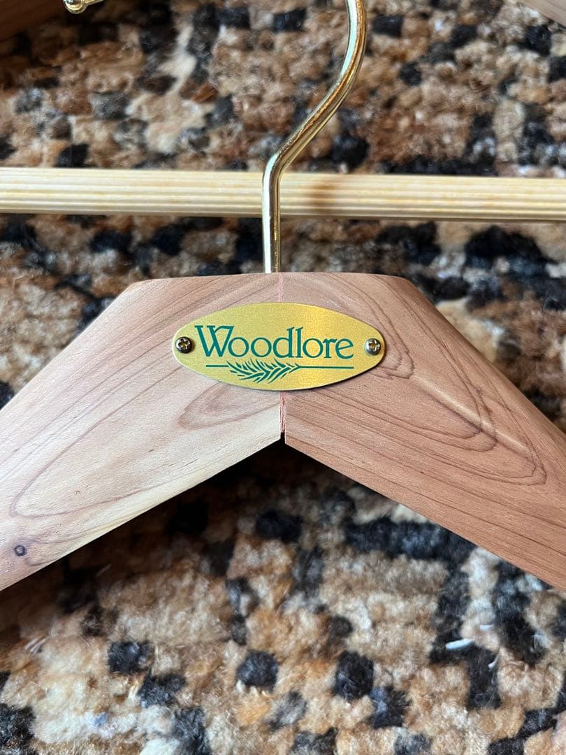 Woodlore 木製衣類ハンガー 2本セット ウッドロア シダーウッド製