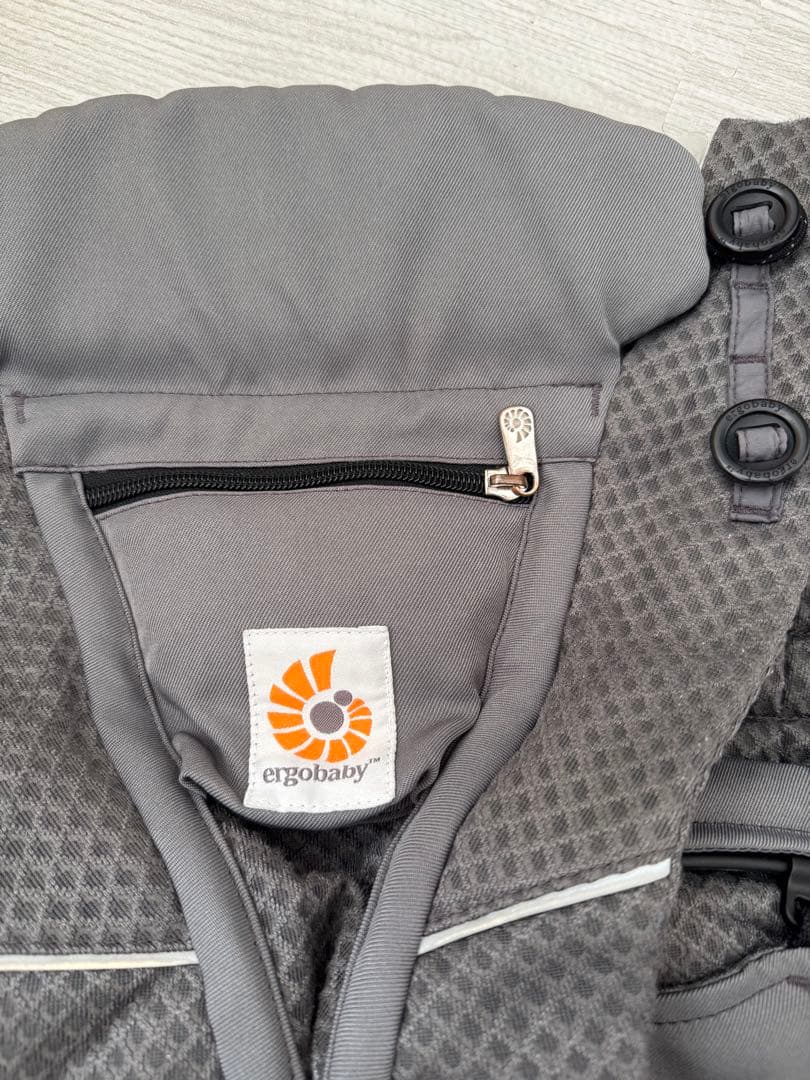 ergobaby ベージュ 抱っこ紐　オムニブリーズ グラファイトグレー