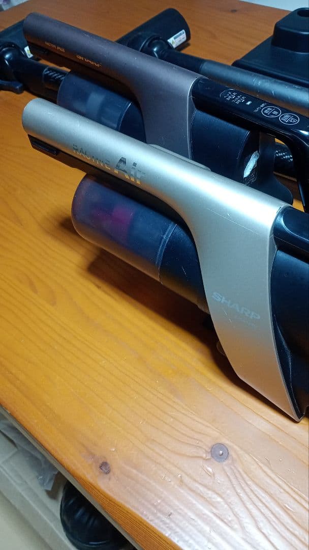 【シャープ ラクティブエアー スティック掃除機 2本セット｜バッテリー4個付き】