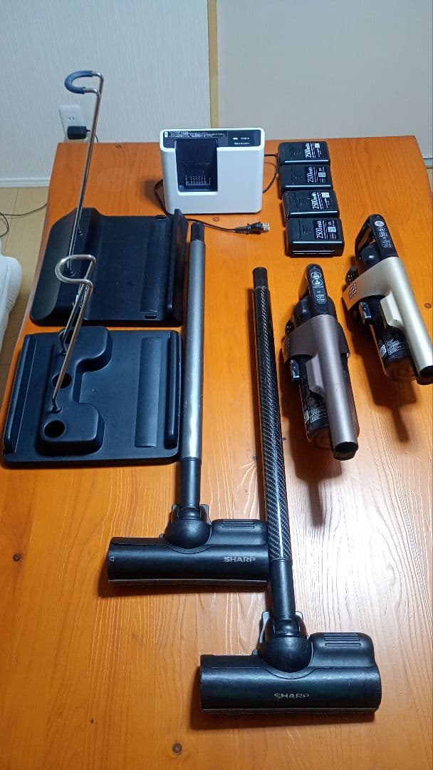 【シャープ ラクティブエアー スティック掃除機 2本セット｜バッテリー4個付き】
