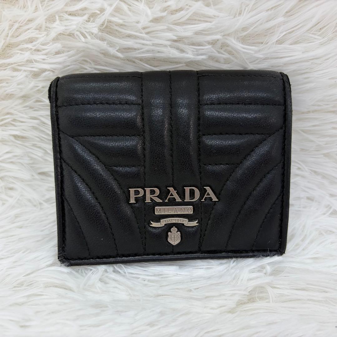 希少/美品✨プラダ 二つ折り財布 キルティング ロゴ レザー 黒