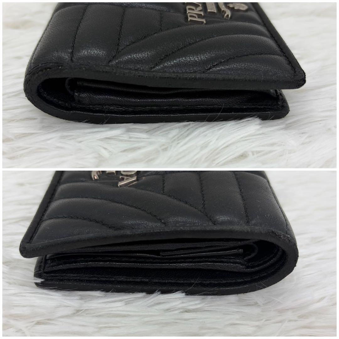 希少/美品✨プラダ 二つ折り財布 キルティング ロゴ レザー 黒