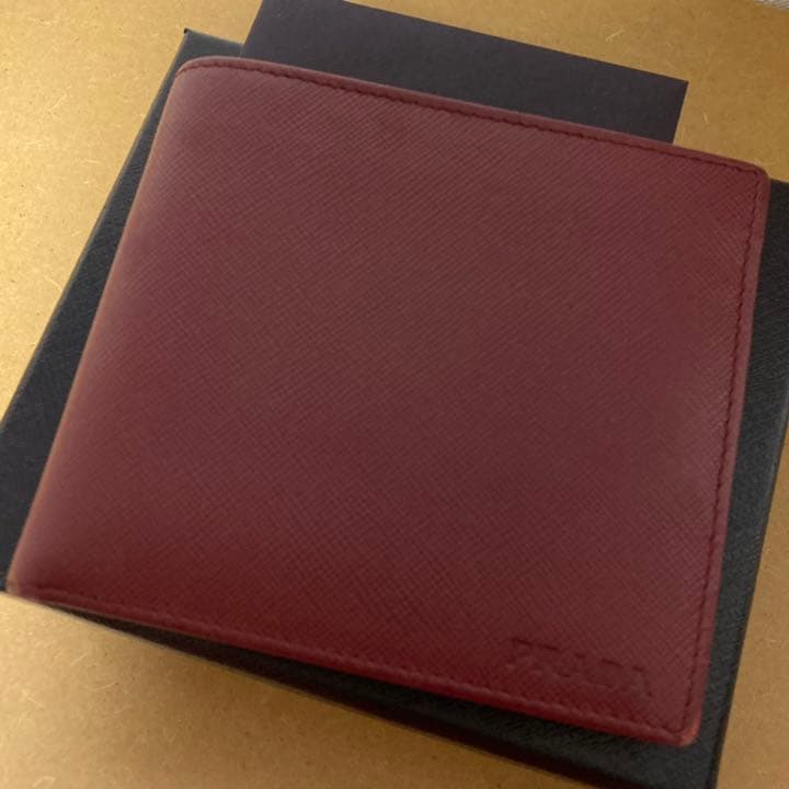 ゼットン☆美品☆PRADA プラダ 二つ折り財布☆赤