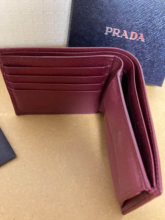ゼットン☆美品☆PRADA プラダ 二つ折り財布☆赤