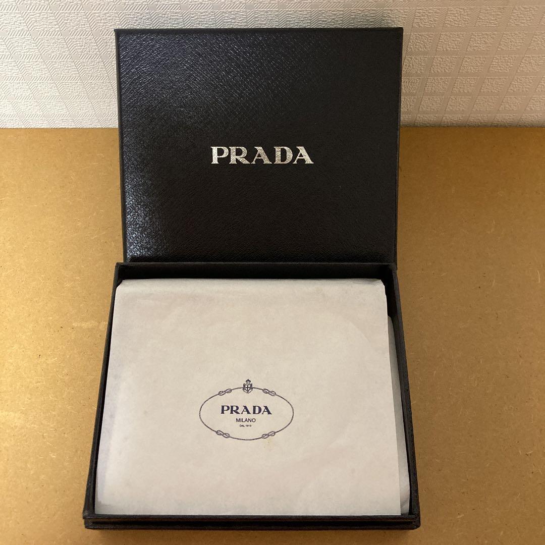 ゼットン☆美品☆PRADA プラダ 二つ折り財布☆赤