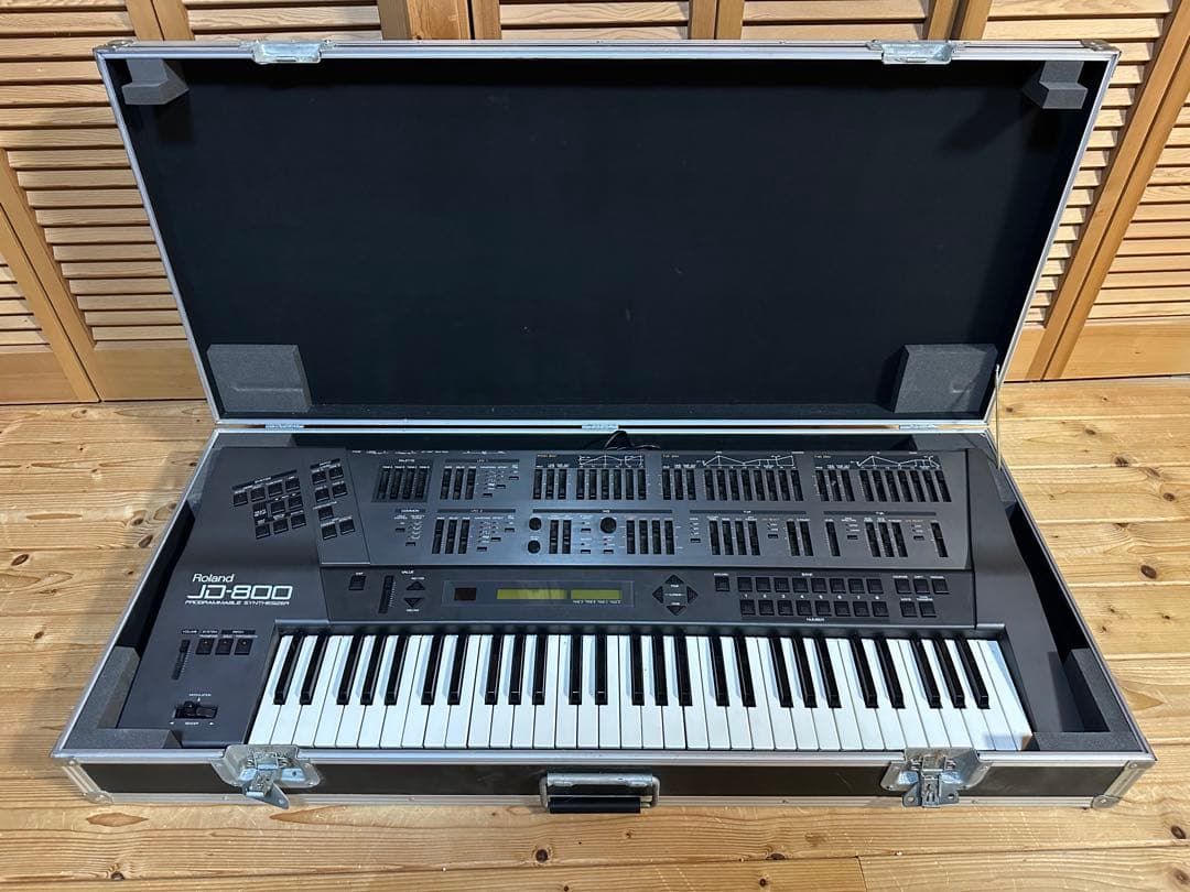 E*n様 Roland JD-800 シンセサイザー 61鍵　ハードケース付き