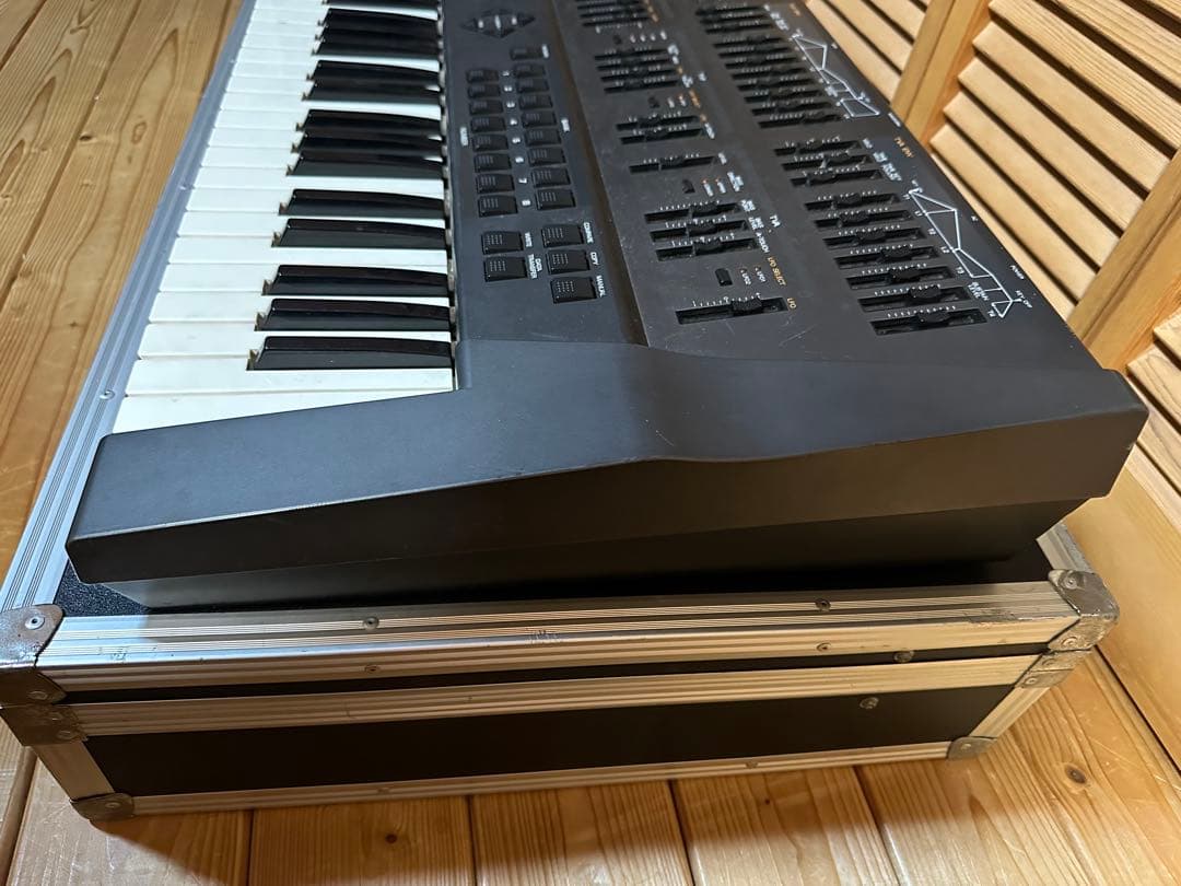 E*n様 Roland JD-800 シンセサイザー 61鍵　ハードケース付き