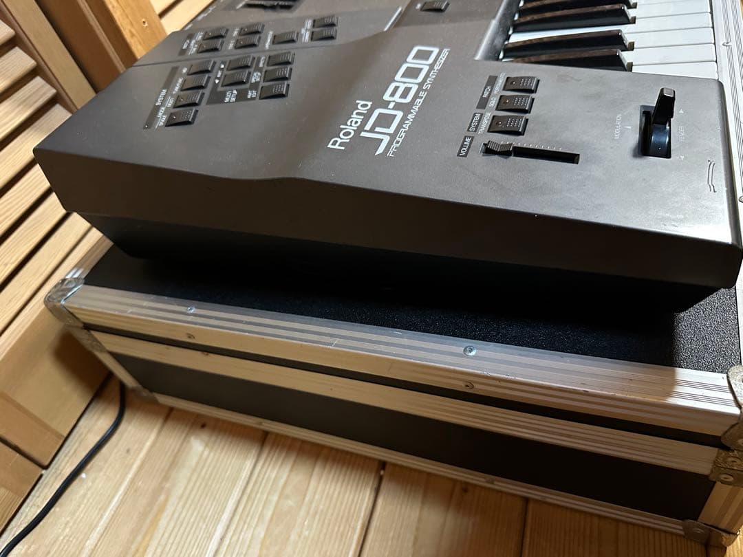E*n様 Roland JD-800 シンセサイザー 61鍵　ハードケース付き