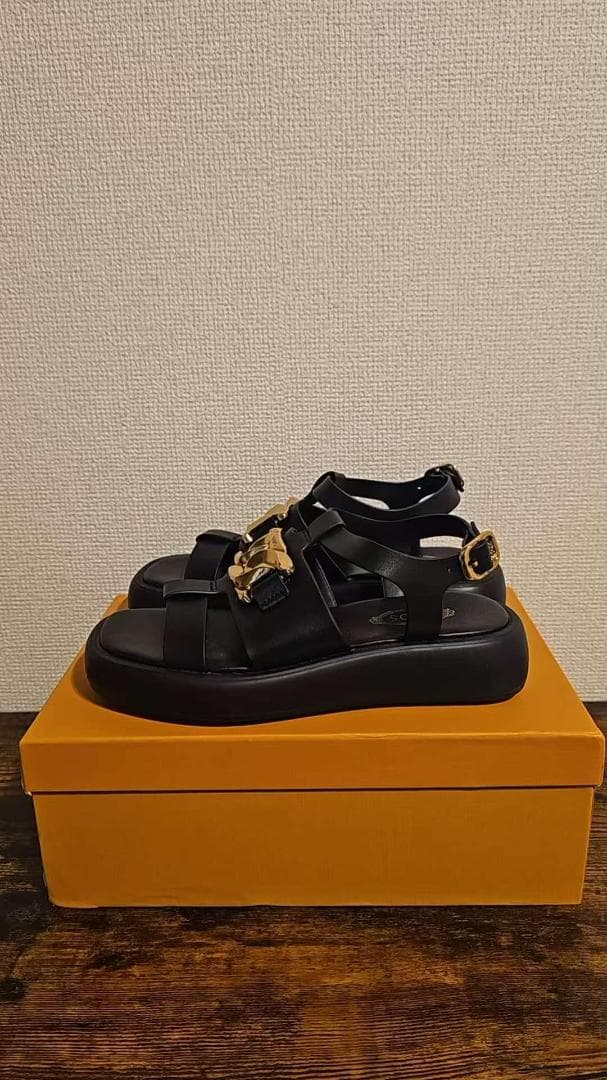 TOD'S 黒 レザー サンダル ゴールド