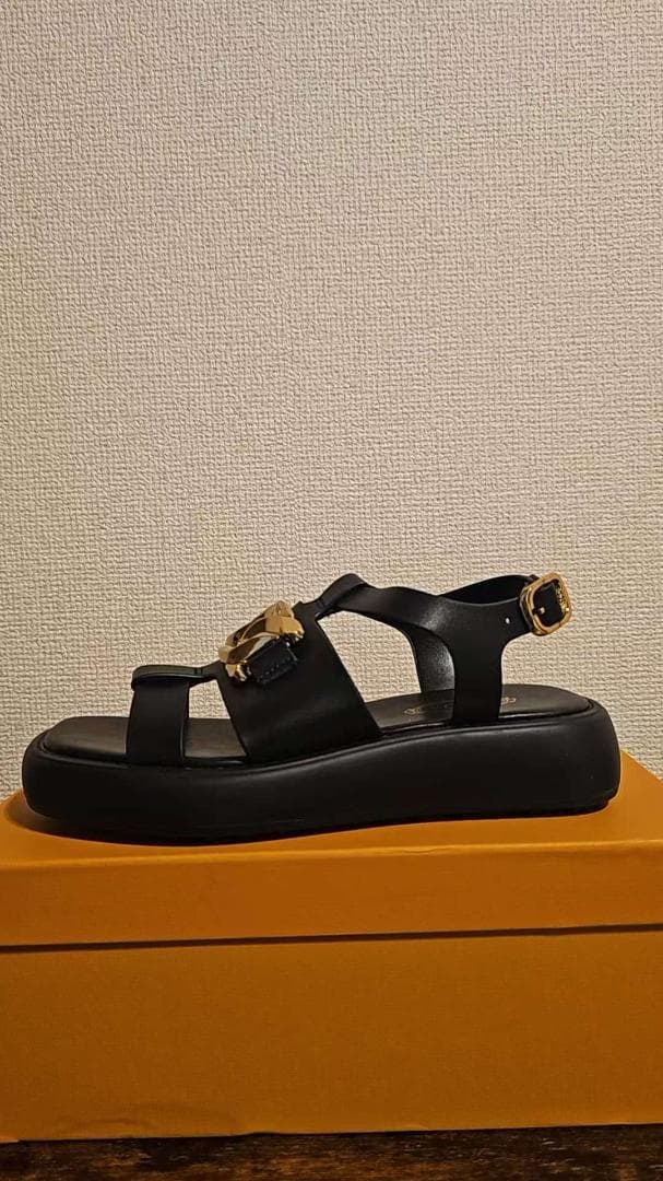 TOD'S 黒 レザー サンダル ゴールド