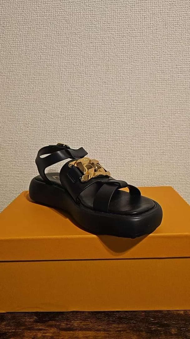 TOD'S 黒 レザー サンダル ゴールド