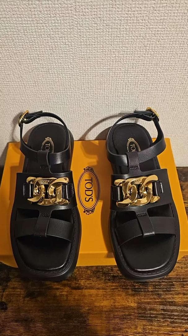 TOD'S 黒 レザー サンダル ゴールド