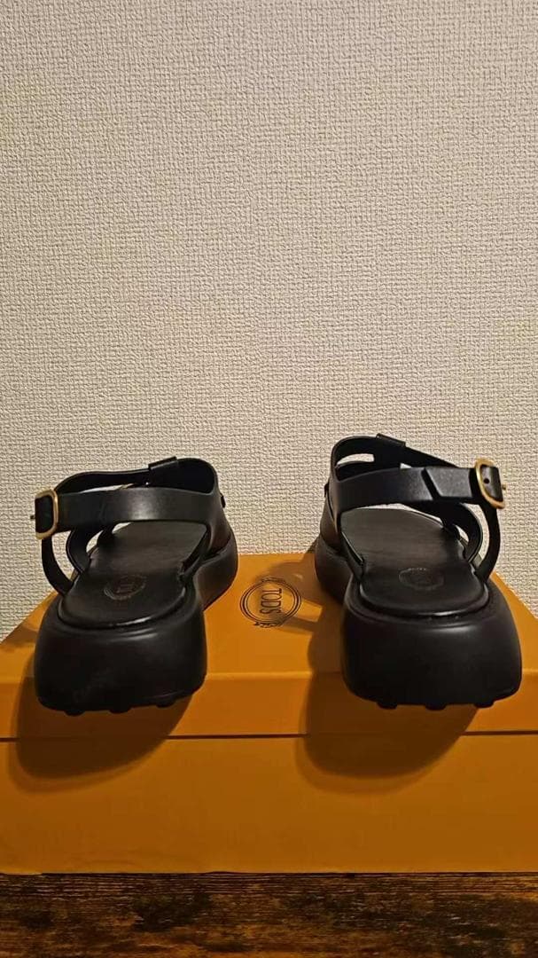 TOD'S 黒 レザー サンダル ゴールド