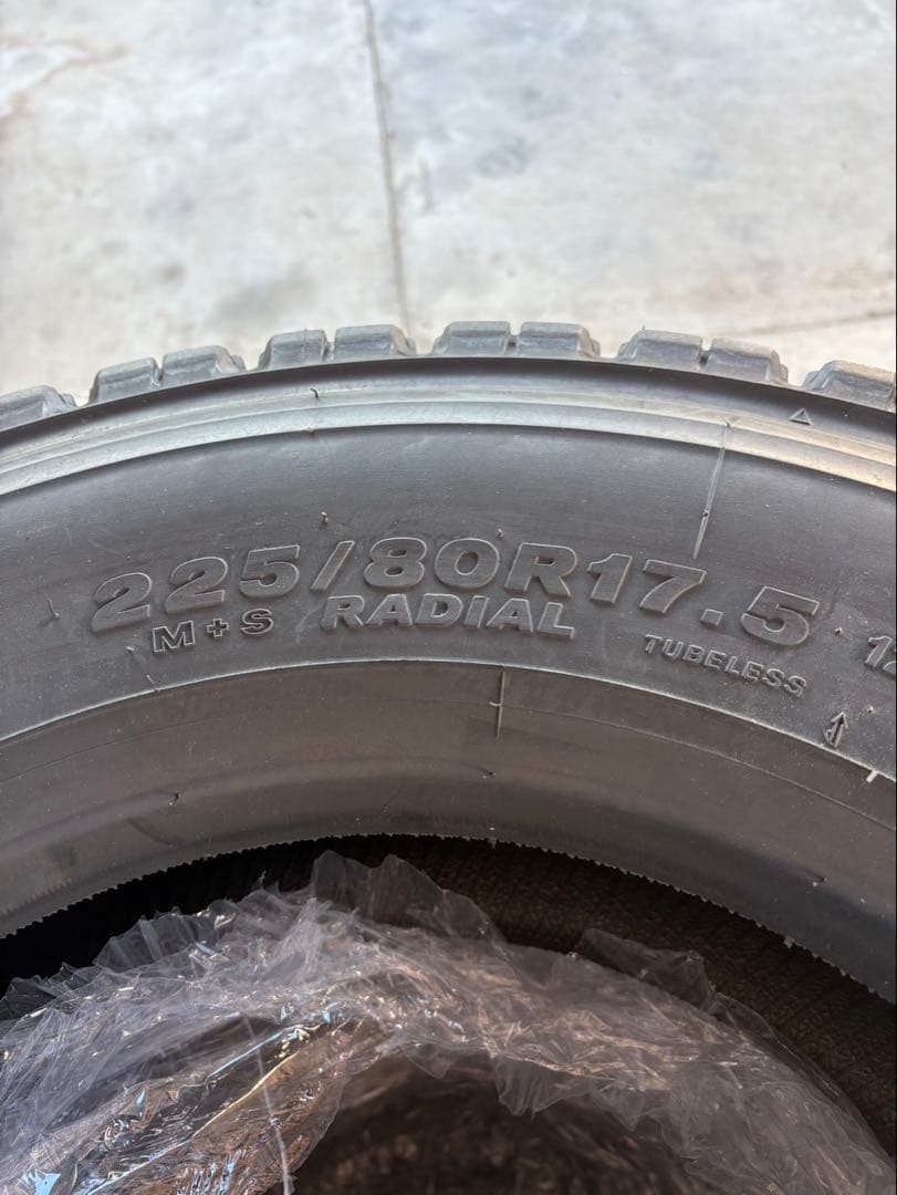 ブリヂストンスタッドレス w900 225\80R17.5 ６本　トラック用