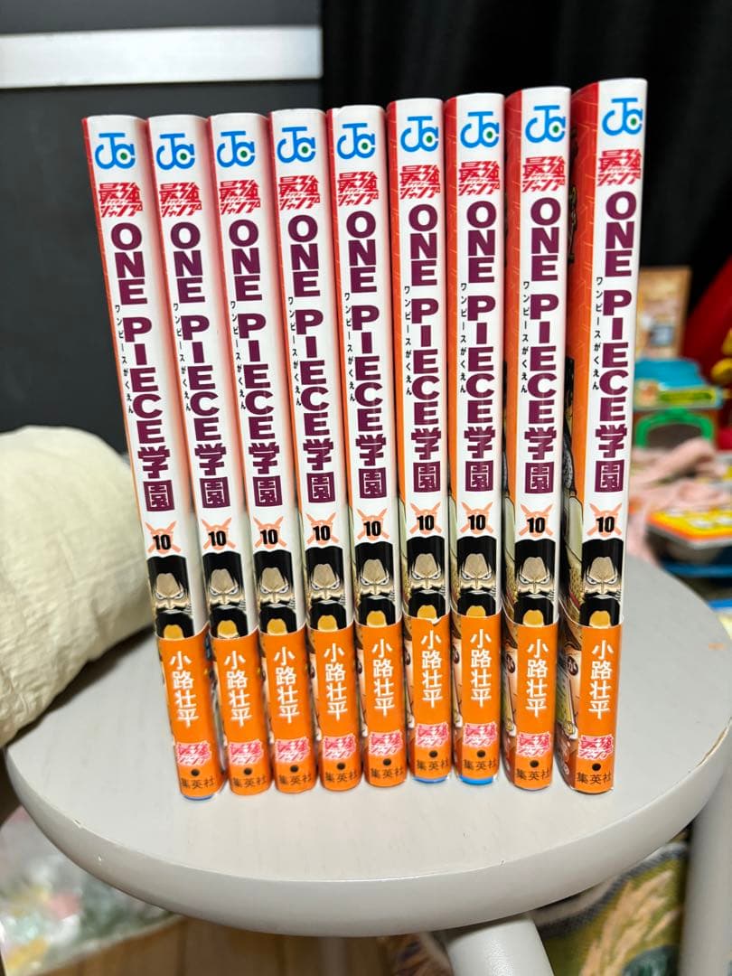 ワンピースの学園シリーズ第10巻、特別カード付き。9冊