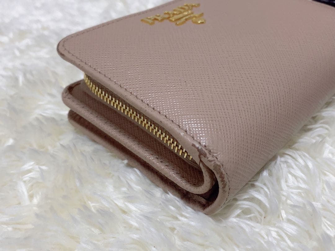 PRADA L字 金ロゴ サフィアーノ レザー 二つ折り財布 ピンクベージュ