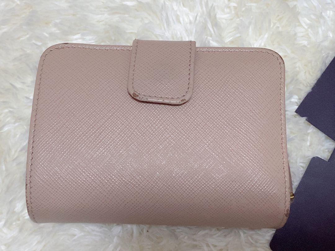 PRADA L字 金ロゴ サフィアーノ レザー 二つ折り財布 ピンクベージュ