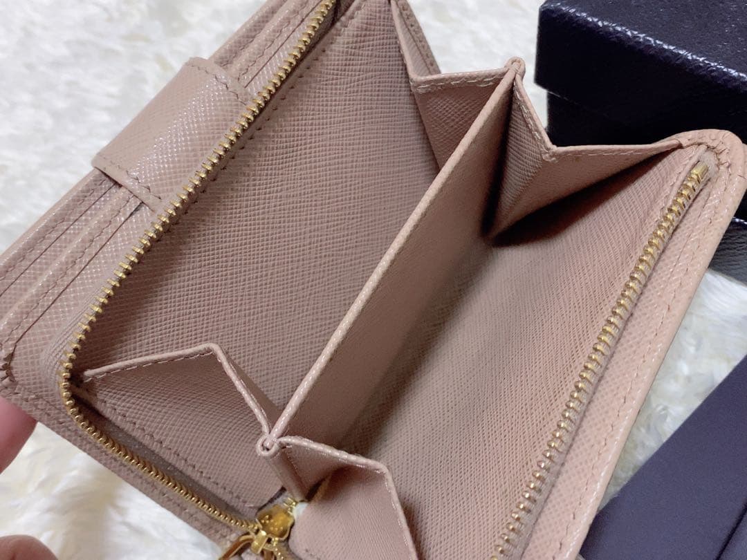 PRADA L字 金ロゴ サフィアーノ レザー 二つ折り財布 ピンクベージュ