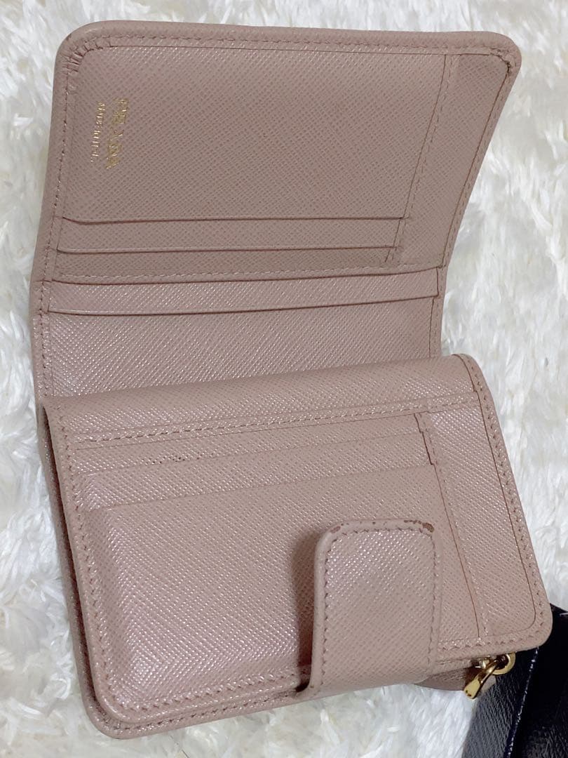 PRADA L字 金ロゴ サフィアーノ レザー 二つ折り財布 ピンクベージュ
