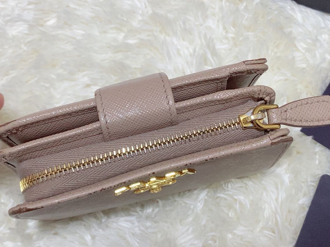 PRADA L字 金ロゴ サフィアーノ レザー 二つ折り財布 ピンクベージュ