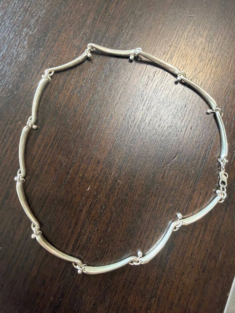 here‘s RENEE SWIRL LINE NECKLACE