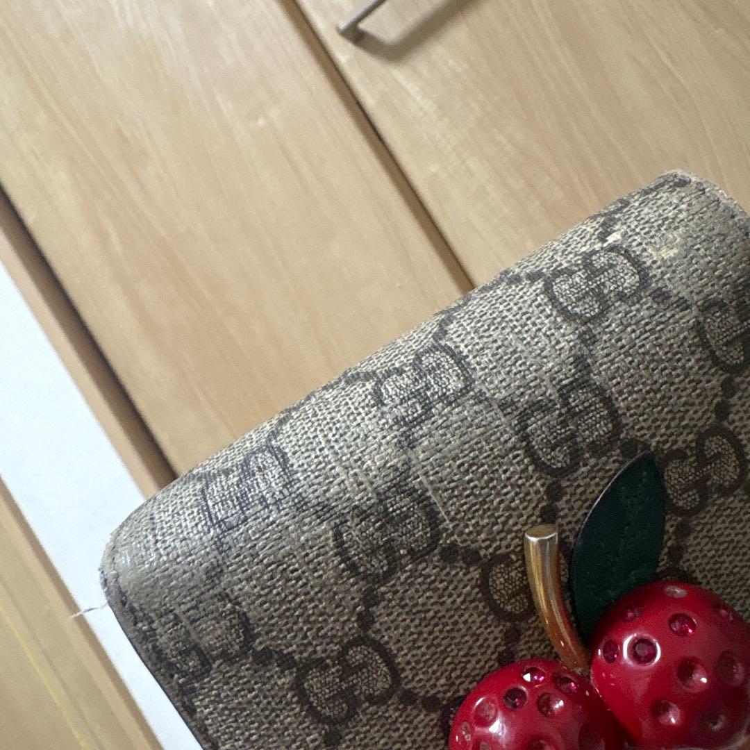 Gucci 二つ折り財布 チェリー　GGスプリーム