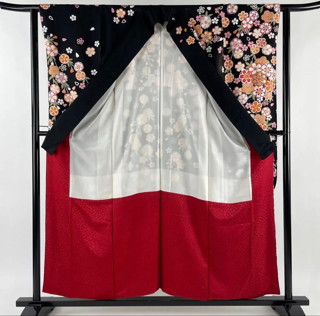 花柄黒地振袖　Sサイズ相当