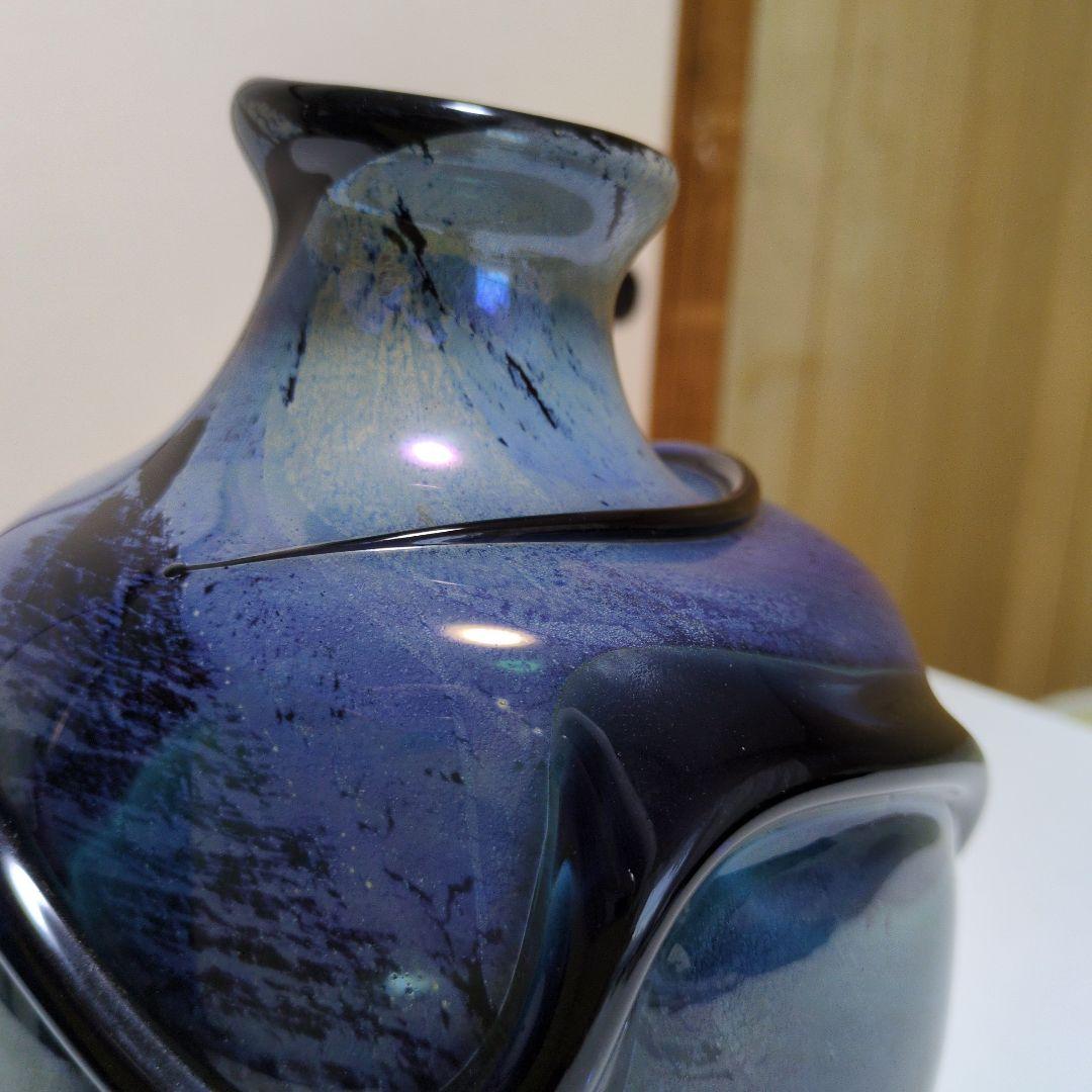青色と黒の流線型陶器花瓶
