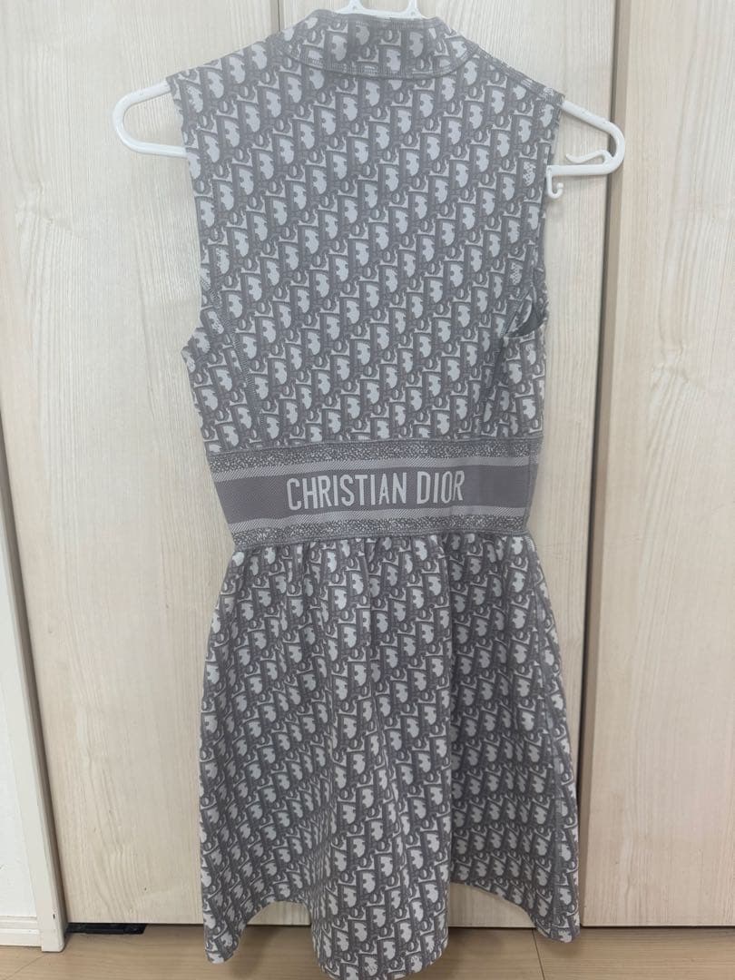 4月7日まで割引CHRISTIAN DIOR ノースリーブひざ丈ワンピース