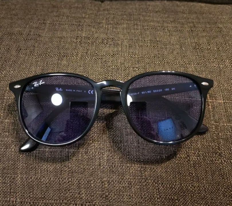 ほぼ新品☆Ray-Ban ブラックフレーム　ライトブルー　 サングラス
