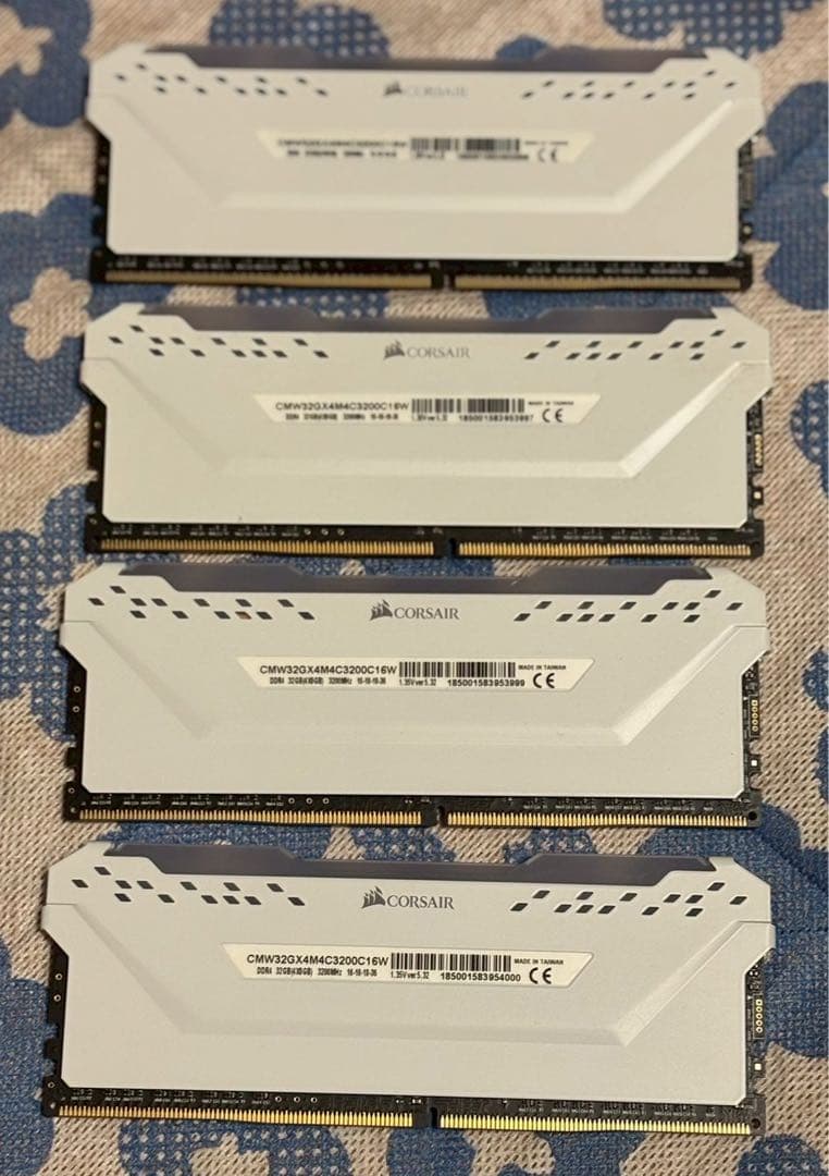 メモリー CORSAIR VENGEANCE PRO rgb DDR4 8*4GB