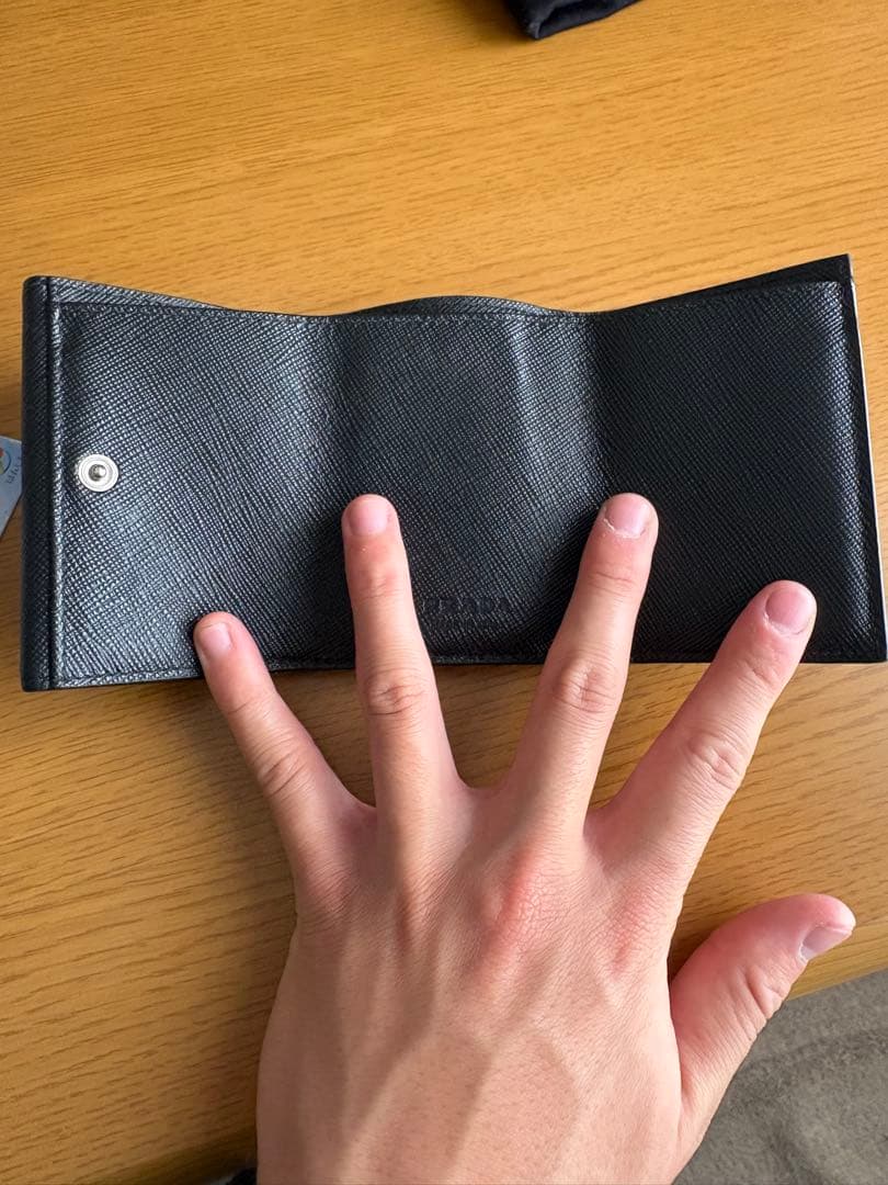 り*ご様 PRADA サフィアーノトライアングル財布　ブラック