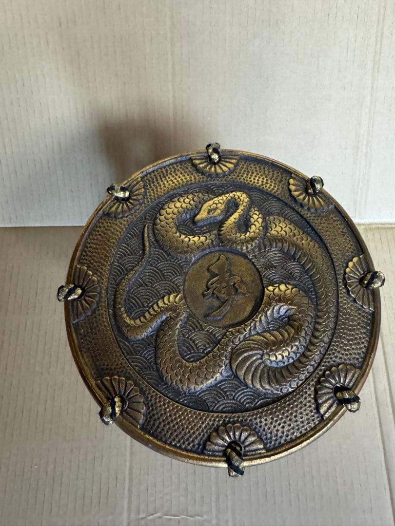 蛇の彫刻 金属製鼓