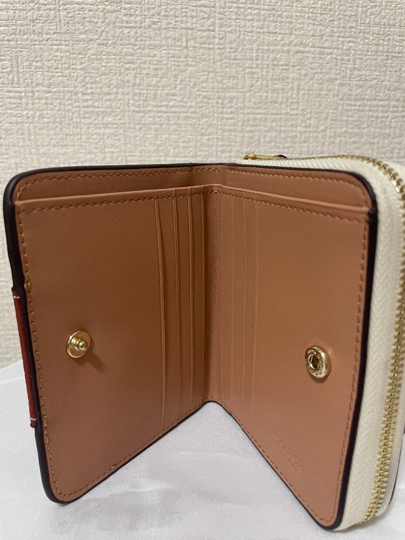 コーチ　レディース　折財布　ホワイト　小銭入れ2箇所　新品　未使用