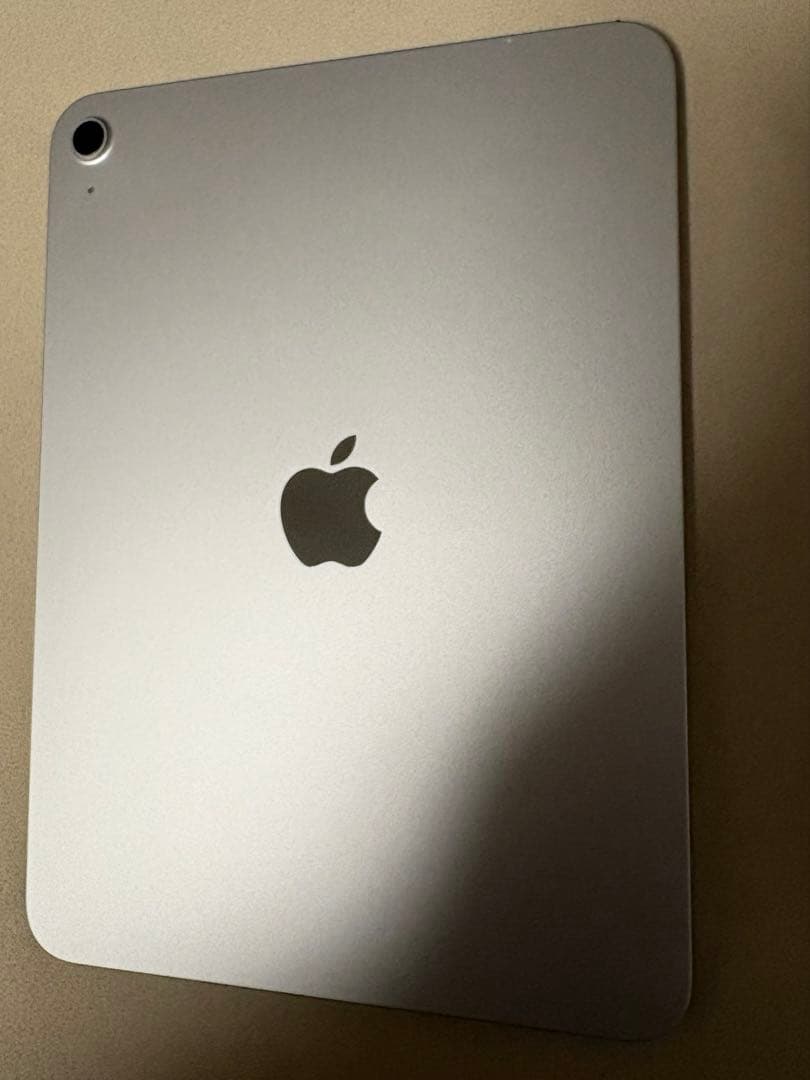 Apple iPad シルバー 本体 充電器付き　箱あり フィルム1枚おまけ付