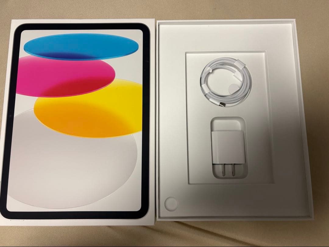 Apple iPad シルバー 本体 充電器付き　箱あり フィルム1枚おまけ付