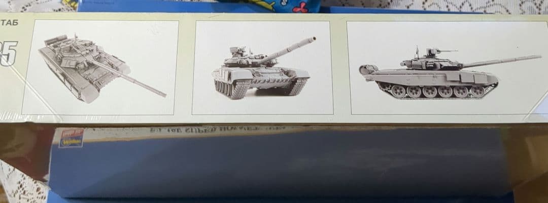 新品未開封品　ズベズダ　ロシア戦車1/35 T-90
