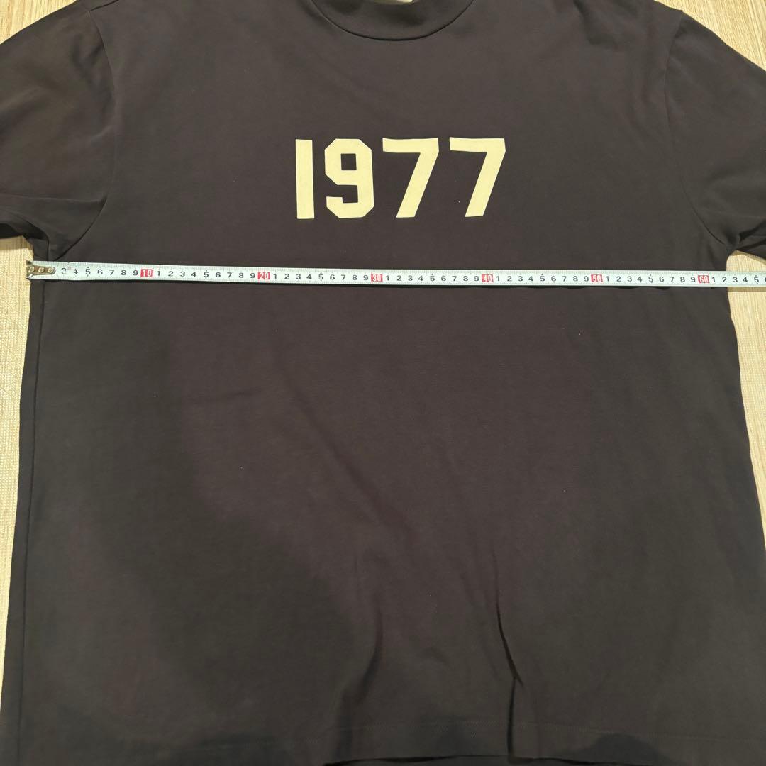 FEAR OF GOD ESSENTIALSフィアオブゴッド　1977 Tシャツ