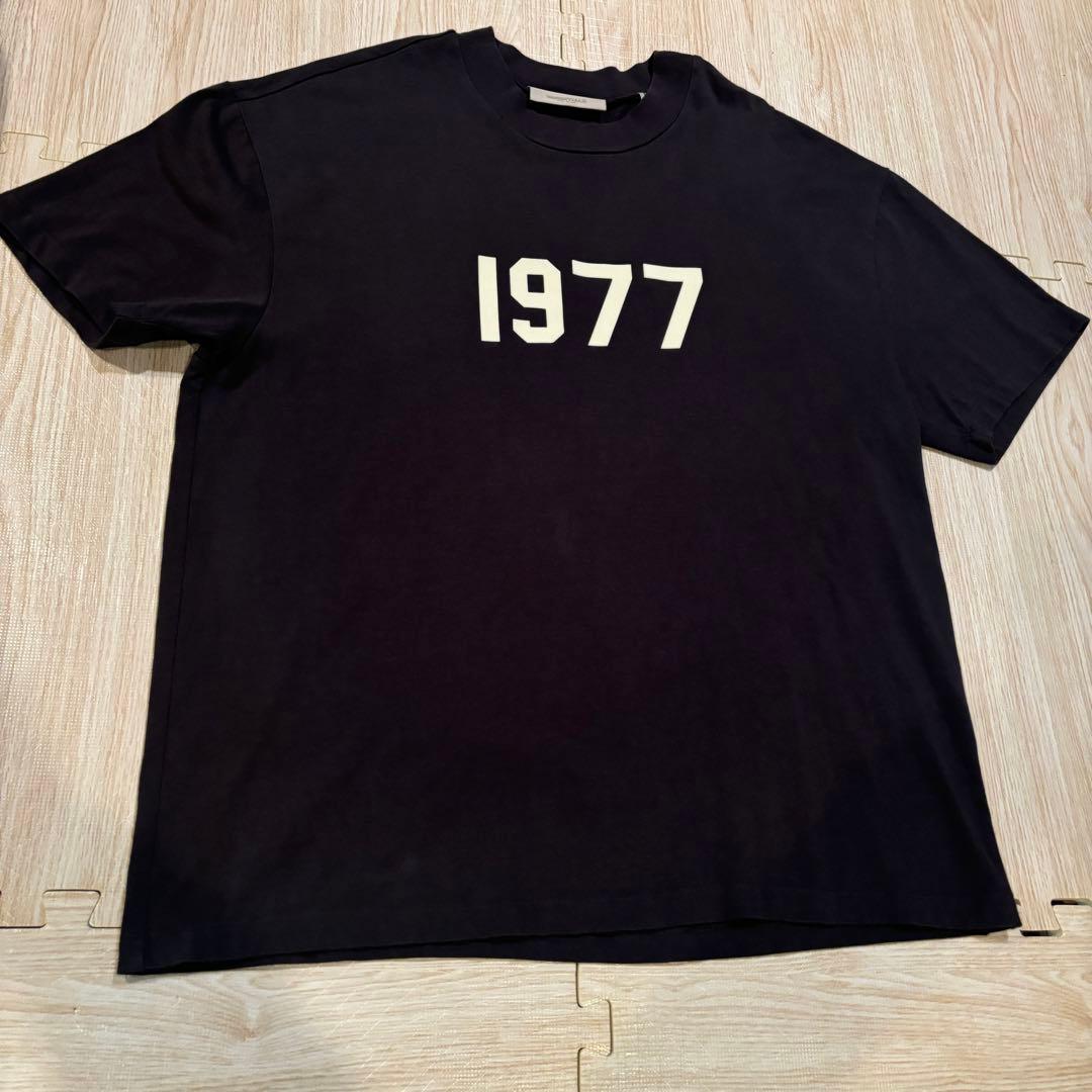 FEAR OF GOD ESSENTIALSフィアオブゴッド　1977 Tシャツ