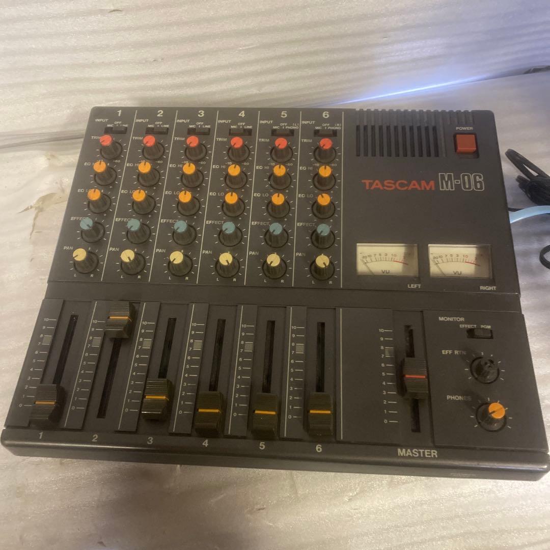 TASCAM M-06 ミキサー