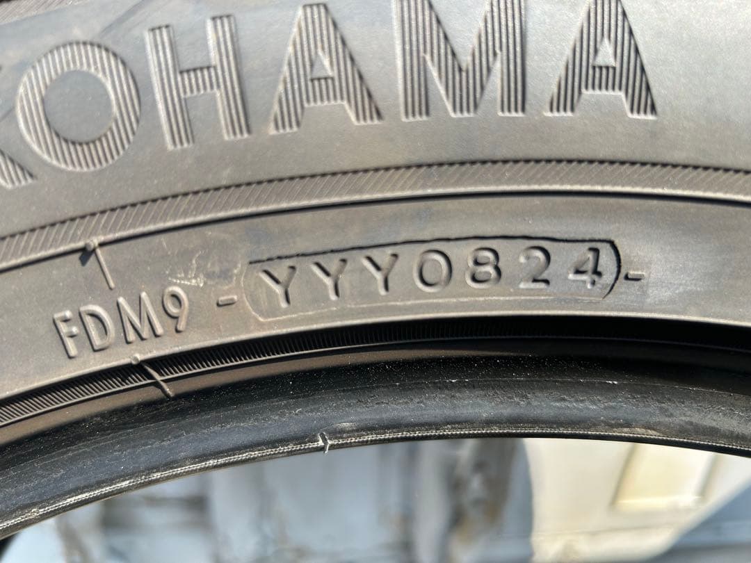 235/55R20 ヨコハマタイヤ ブルーアースXT バリ溝 2024年製造