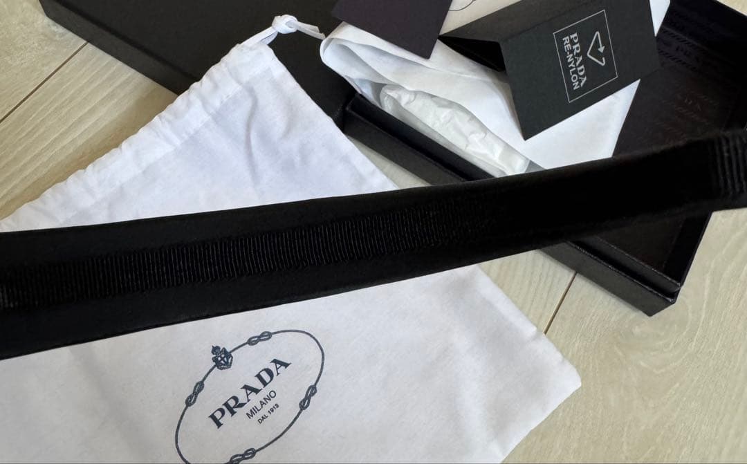 PRADA ブラック ナイロン ヘアバンド　黒色　Free size