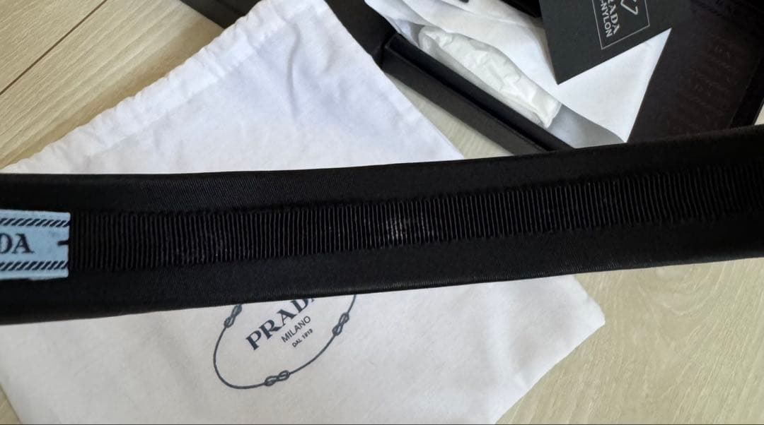 PRADA ブラック ナイロン ヘアバンド　黒色　Free size