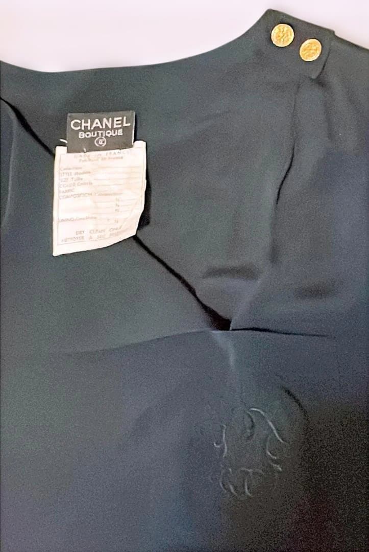 【美品】CHANEL　クルーネックカットソー　黒＋金ボタン＋刺繍（サイズM〜L）