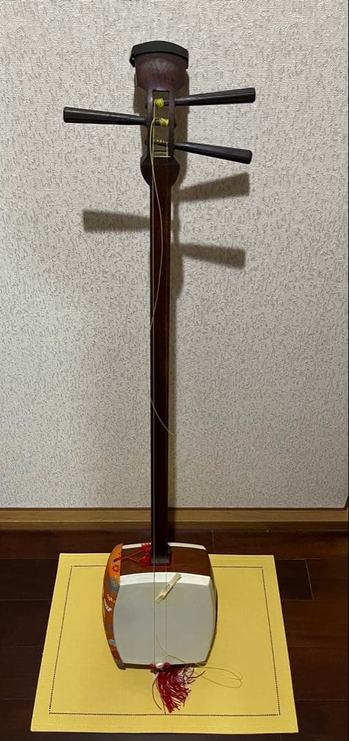 三味線本体【＋赤いケース、その他付属品多数あり】