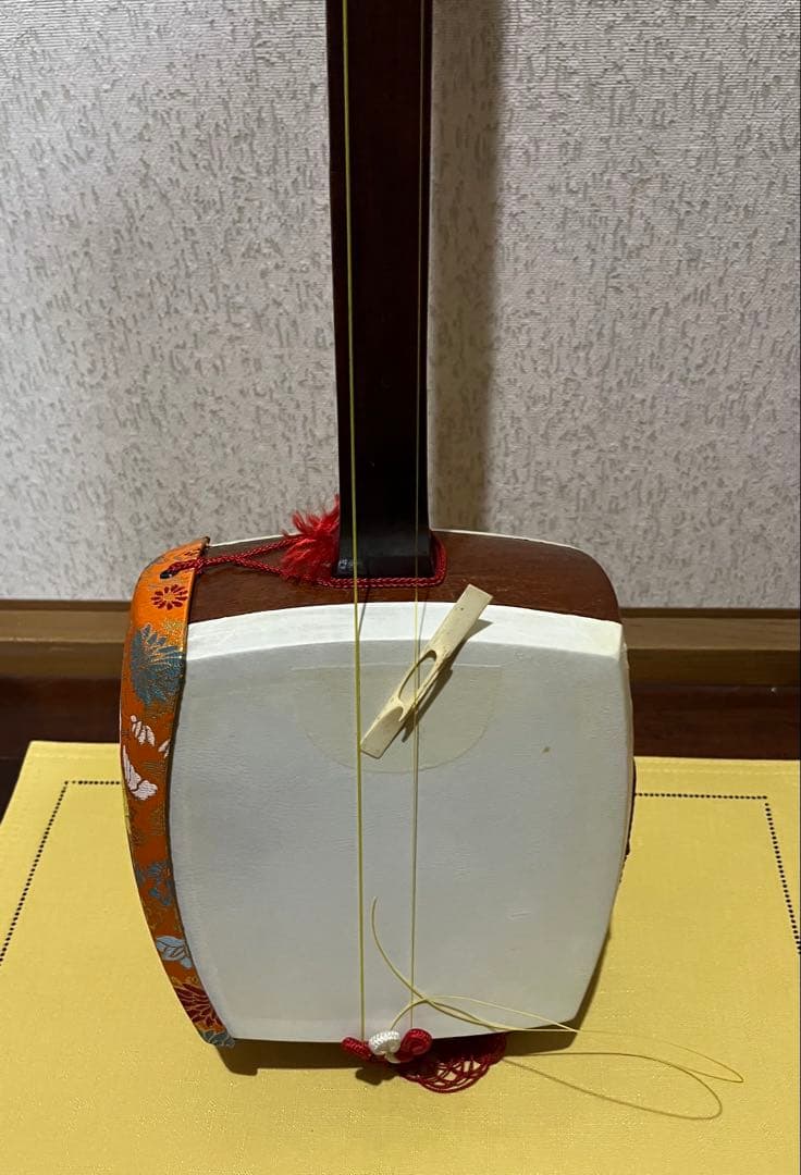 三味線本体【＋赤いケース、その他付属品多数あり】
