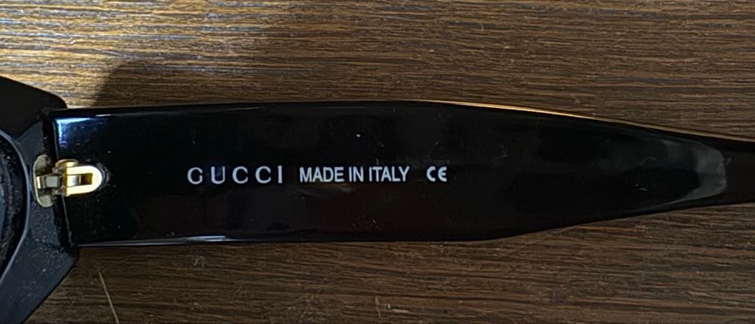 【まりうぉ出品】GUCCI ブラック サングラス ロゴ入り