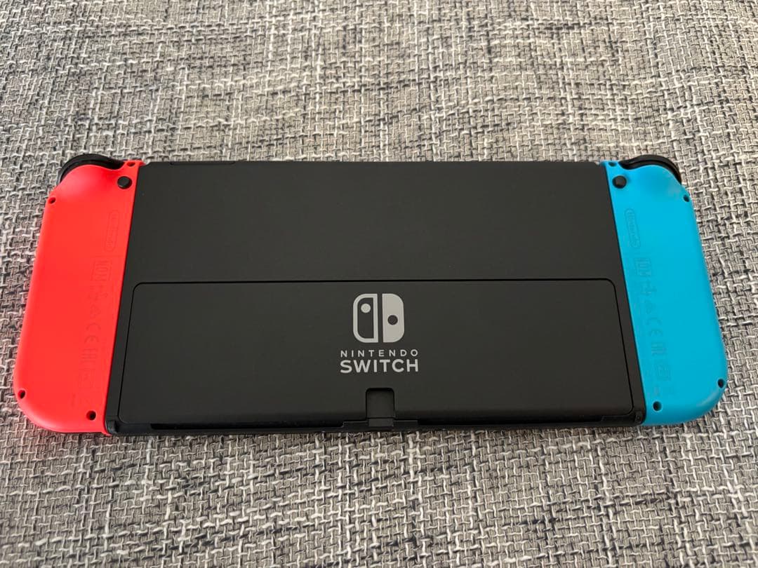 任天堂Switch本体 持ち運び用ケース（正規品）付き