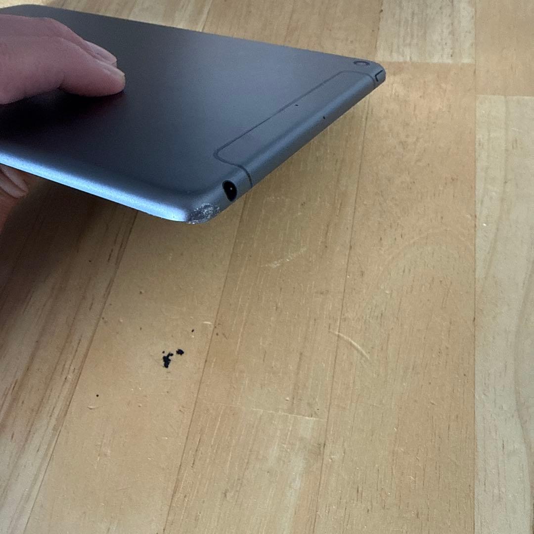 iPad mini5 64GB セルラー 本体のみ 傷あり SIMロック不明